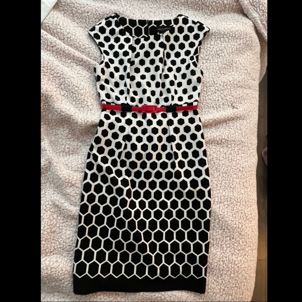 BUSINESS CASUAL BLACK AND WHITE PATTERN DRESS WITH RED ACCENT BELT. SIZE 8
